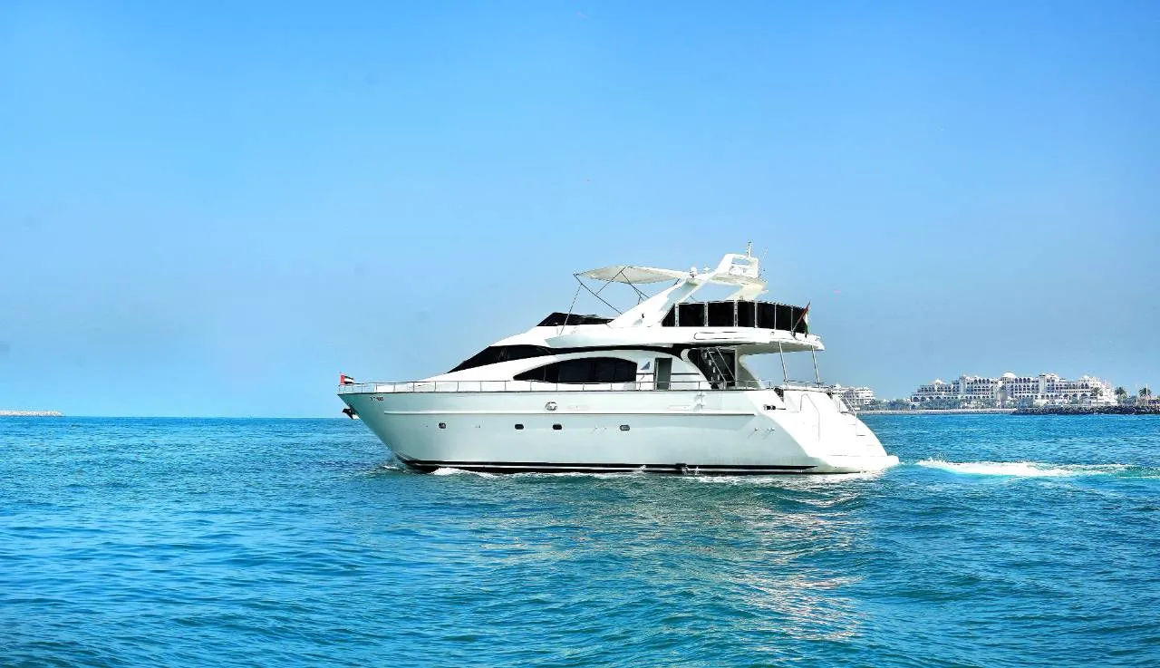Azimut 80 Luxury Flybridge Yacht Experience